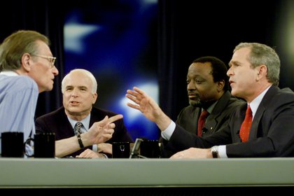En una entrevista con George W. Bush, Alan Keyes y John McCain (REUTERS)
