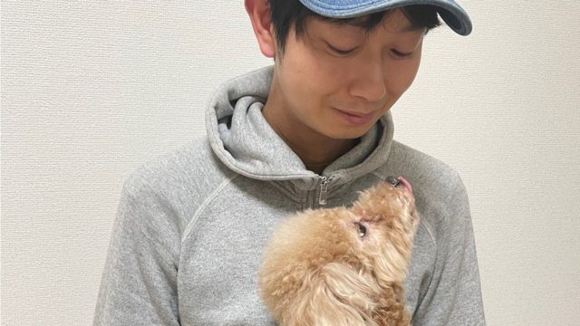 Shoji Morimoto mirando a un perro.