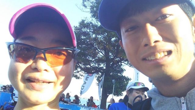 Shoji Morimoto junto al cliente que completó una maratón.