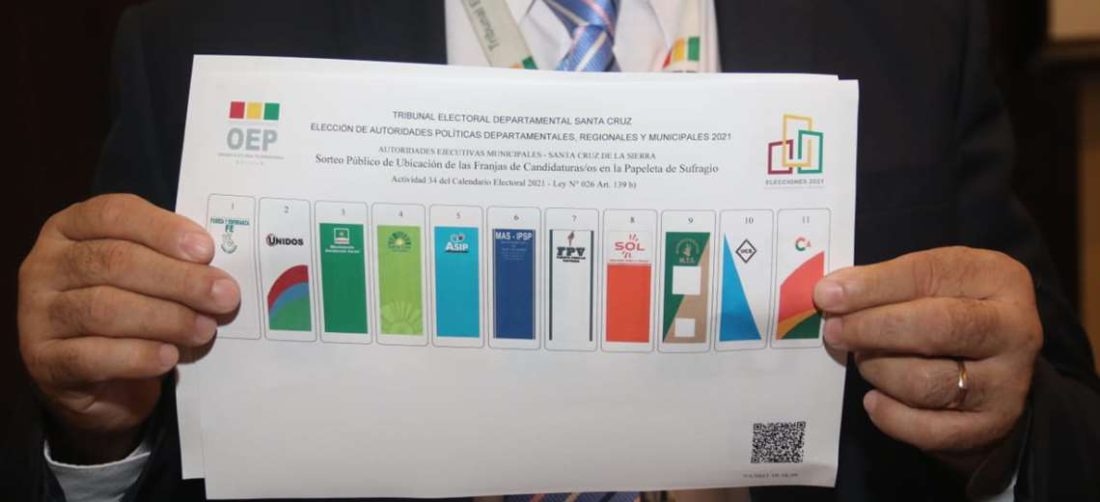 El titular del TED cruceño muestra la papeleta de votación/Foto: Juan Carlos Torrejó