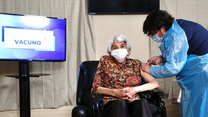 Laura Areyuna, de 79 años, recibiendo la vacuna en Chile (Reuters)