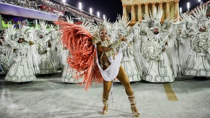 Miembros de la escuela de samba Unidos da Tijuca en la segunda noche del desfile de carnaval en el Sambódromo de Río de Janeiro en febrero del año pasado (REUTERS/Ricardo Moraes)