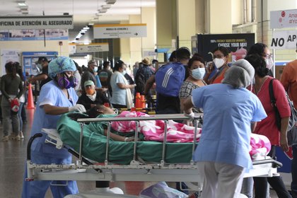 Traslado de pacientes en el hospital Alberto Sabogal, en el Callao (AP)