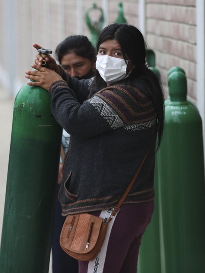 La espera para conseguir una recarga de oxígeno en Lima (AP)