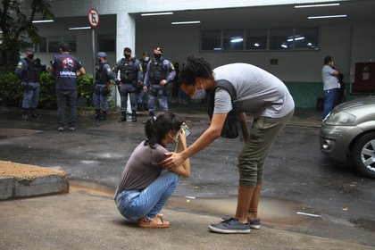 Raissa Floriano, cuyo padre está hospitalizado con COVID-19, llora durante una protesta en el exterior de un hospital en Manaos (AP)