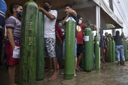 Largas filas para intentar conseguir oxígeno en Manaos (AFP)