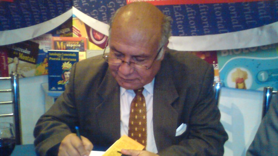 José "Chechi" Nogales, autografía uno de sus libros. JNN.DIGITAL
