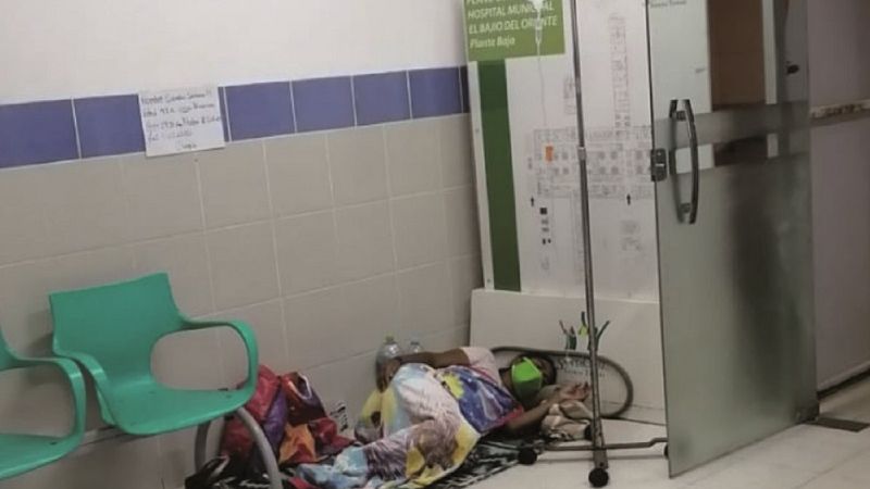 En hospitales Obrero y El Bajío atienden a pacientes en pasillos