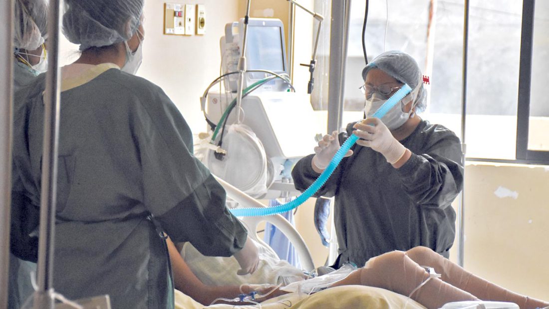 Profesionales de salud entuban a un paciente con coronavirus que está en terapia intensiva. DICO SOLÍS