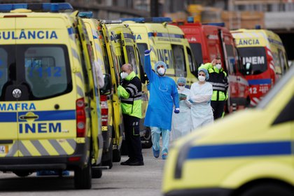 Ambulancias trasladan pacientes al hospital San María, en Lisboa (Reuters)