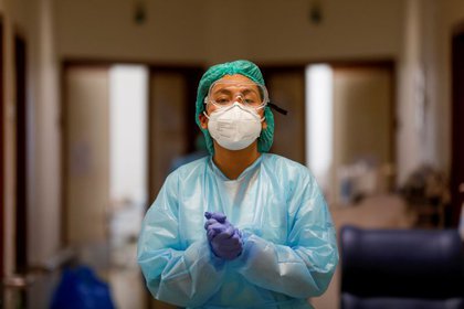 Una trabajadora sanitaria usa equipo de protección personal en la unidad de cuidados intermedios del Hospital Santa María (Reuters)