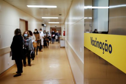 Trabajadores sanitarios esperan en la fila para recibir la vacuna en el Hospital São José en Lisboa (Reuters)