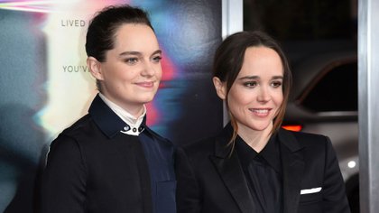 Ellen Page y Emma Portner durante un evento en Los Ángeles en octubre de 2017 (AP)