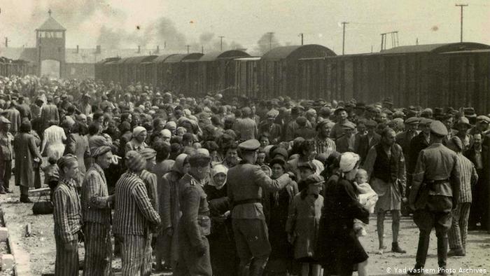 Esta foto muestra la llegada y procesamiento de un gran grupo de judíos a Auschwitz-Birkenau, Polonia, en mayo de 1944