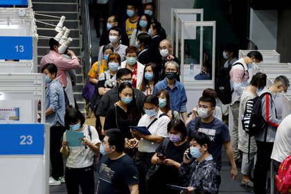 Foto de archivo de un grupo de desempleados haciendo fila en una feria de empleos en Hong Kong, China, en medio de la pandemia de COVID-19. Oct 29, 2020. REUTERS/Tyrone Siu