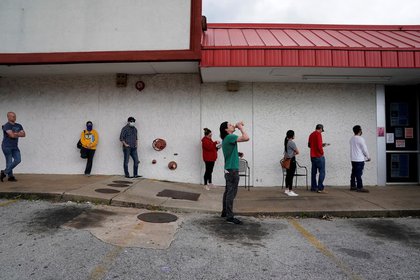 IMAGEN DE ARCHIVO. Personas que perdieron sus empleos esperan en una fila para completar pedidos de seguros por desempleo en medio del brote de coronavirus, enFayetteville, Arkansas, EEUU. Abril 6, 2020. REUTERS/Nick Oxford