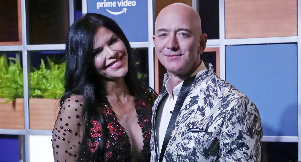 Jeff Bezos junto a su pareja, Lauren Sanchez
