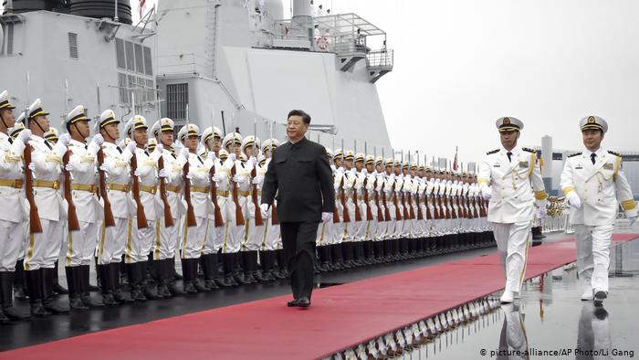 El presidente chino Xi Jinping es recibido por una guardia de honor antes de abordar el destructor Xining en Qingdao, China
