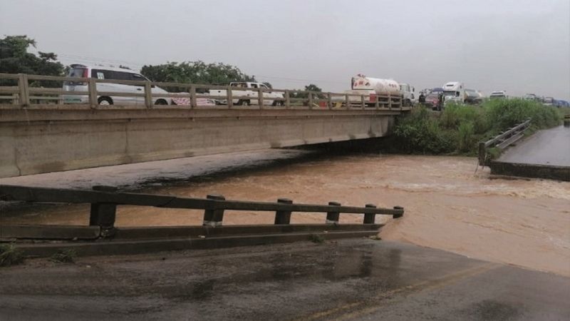 Lluvias colapsan plataformas, puentes y dejan inundaciones