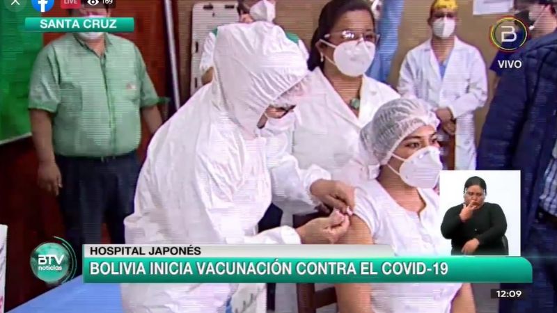 La enfermera Sandra Ríos recibe la primera dosis de Sputnik-V; comienza la vacunación en Bolivia