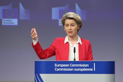 Ursula Von der Leyen: "La UE invirtió millones y las farmacéuticas deben cumplir" EFE/EPA/FRANCOIS WALSCHAERTS/Archivo 