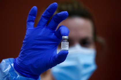Personal sanitario sostiene una dosis de la vacuna contra la covid-19 de Pfizer-BioNTech. EFE/Quique García/Archivo 
