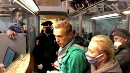 Agentes de la ley hablando con el político opositor ruso Alexei Navalny antes de llevarlo al aeropuerto Sheremetyevo en Moscú, Rusia, el 17 de enero de 2021. REUTERS / Reuters TV / Foto de archivo / Foto de archivo / Foto de archivo