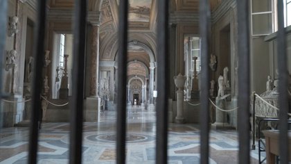 Corredor vacío dentro de los Museos Vaticanos en captura de imagen tomada de un video sin fecha en la Ciudad del Vaticano. Musei Vaticani/Entregada vía Reuters