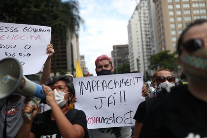 Decenas de manifestantes volvieron a salir a las calles para pedir la destitución de Jair Bolsonaro (REUTERS/Amanda Perobelli)