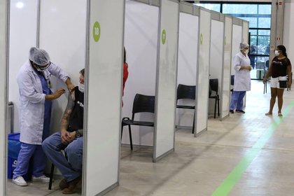 El gobierno de Bolsonaro también es criticado por el lento proceso de vacunación (REUTERS/Rodolfo Buhrer)