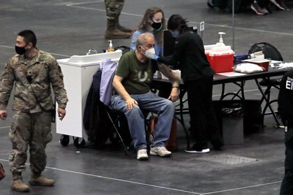 Un hombre recibe una vacuna la covid-19 en el Centro de Convenciones Jacob K.Javits en Nueva York, EE.UU., el 13 de enero de 2021. EFE/EPA/PETER FOLEY 