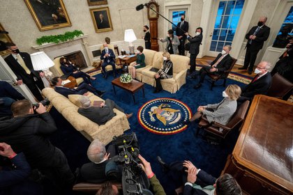 Joe Biden, y su vicepresidenta, Kamala Harris, durante una reunión con un grupo de senadores republicanos, en la oficina Oval de la Casa Blanca, en Washington DC (EFE)