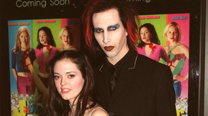 Rose McGowan y Marilyn Manson en 1999 (Shutterstock)