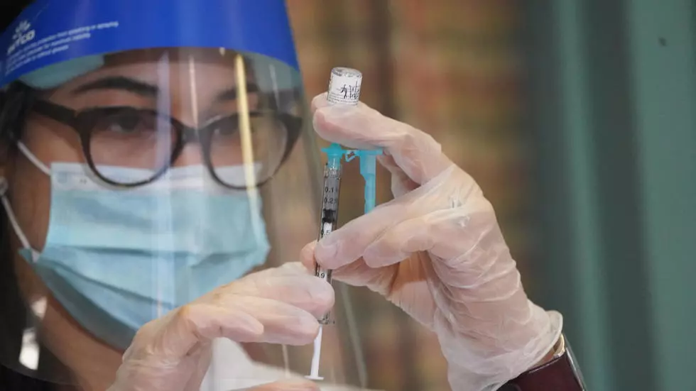 La farmaceuta de Walgreen Jessica Sahni prepara una vacuna de covid-19 en Nueva York