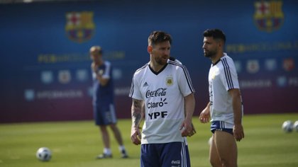 Lionel Messi y Sergio Agüero entrenando con la Selección en el predio del Barcelona (Foto: @Argentina)