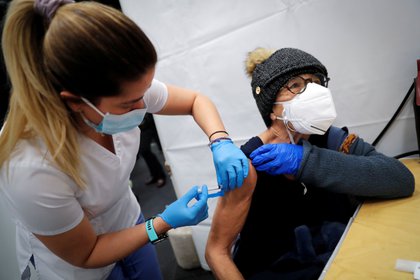Una persona recibe una dosis de la vacuna contra el COVID-19 en Nueva York. Foto: REUTERS/Mike Segar