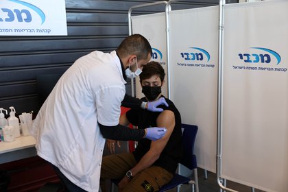 Un adolescente israelí recibe la vacuna contra el COVID-19. Foto: REUTERS/Ronen Zvulun