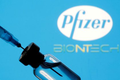 Foto de archivo de una jeringa y un vial junto al logo de Pfizer y BioNTech (REUTERS/Dado Ruvic)