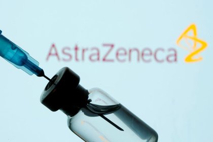 Una ampolla y una jeringa se ven delante de un logotipo de AstraZeneca (REUTERS/Dado Ruvic/Ilustración)