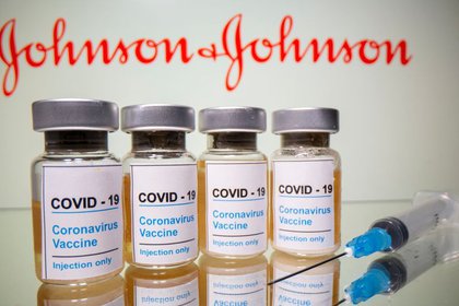Hay expectativa por la aprobación de la vacuna de Johnson&Johnson, ya que sólo requiere de una dosis (REUTERS/Dado Ruvic/Ilustración)