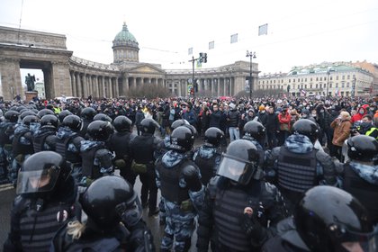23/01/2021 Policías y manifestantes durante una protesta contra la detención del opositor Alexei Navalny en San Petersburgo, en Rusia. POLITICA EUROPA EUROPA RUSIA RUSIA Y ANTIGUAS REPÚBLICAS SERGEI MIKHAILICHENKO / ZUMA PRESS / CONTACTOPHOTO 