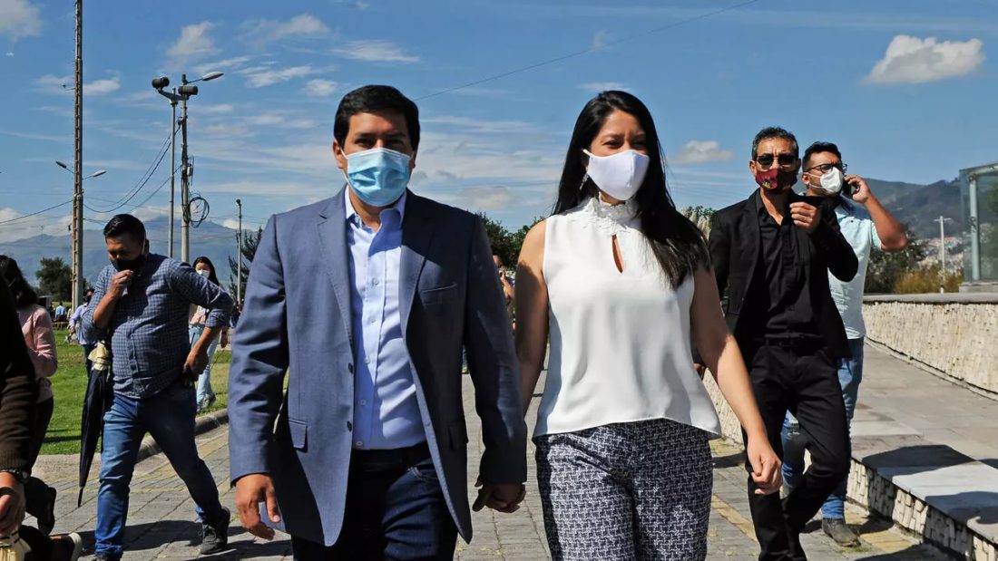 El izquierdista Andrés Arauz camina con su esposa Mariana Veliz. Encuestas a boca de urna lo dieron ganador en las elecciones del 7 de febrero de 2021, pero habrá segunda vuelta