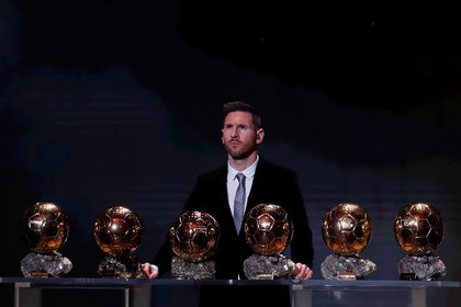 Lionel Messi junto a sus seis Balones de Oro (Reuters)