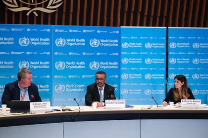 El director general de la Organización Mundial de la Salud, Tedros Adhanom Ghebreyesus (centro), comparece en rueda de prensa para informar sobre la evolución de la pandemia de coronavirus 