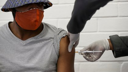 Sudáfrica suspendió la vacuna de Oxford por su baja eficacia ante la variante local de covid-19 (REUTERS/Siphiwe Sibeko)