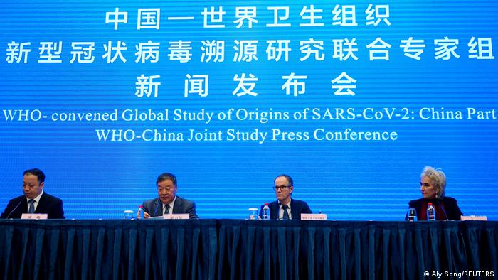 Expertos chinos y de la OMS ofrecen conferencia de prensa en Wuhan.