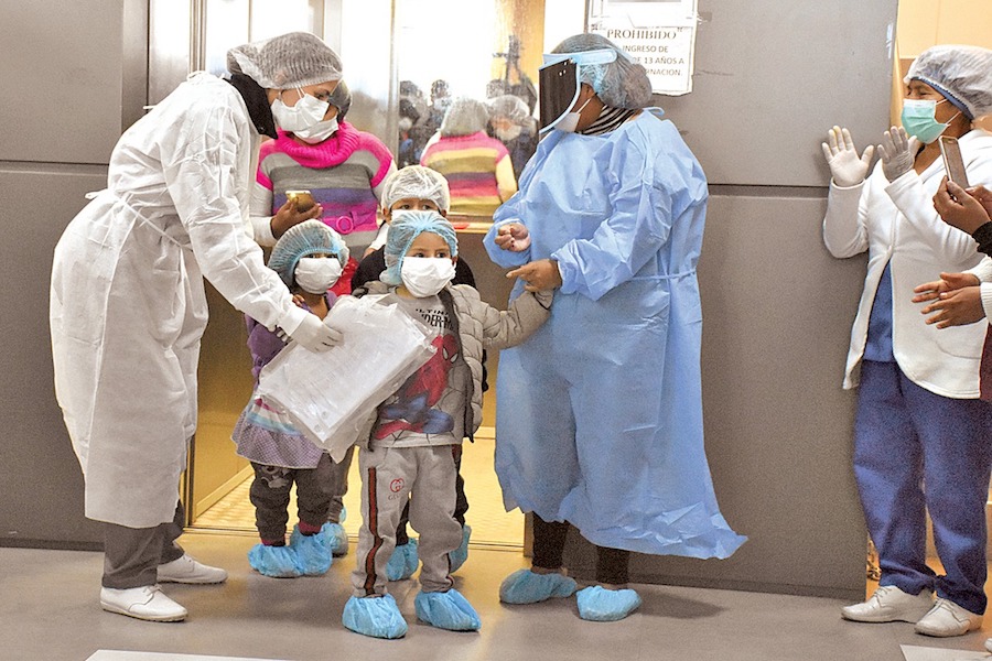 Niños de una misma familia son dados de alta en el hospital Salomon Klein de Sacaba, en mayo. DICO SOLÍS