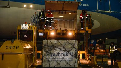 El primer cargamento de las vacunas rusas Sputnik V llegan al aeropuerto de Ezeiza, en Buenos Aires.
