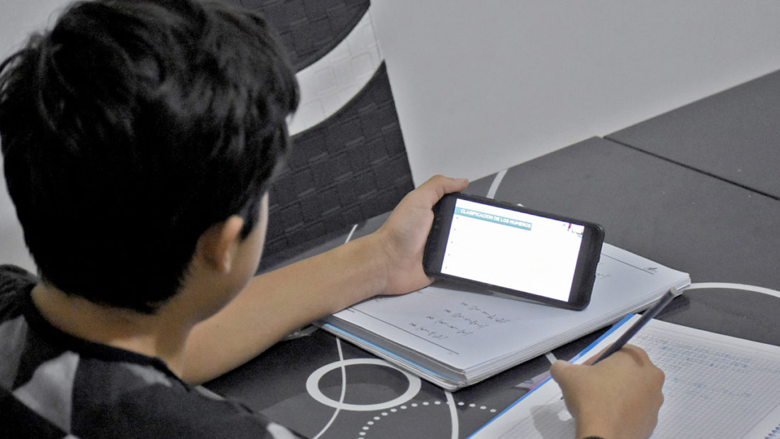 Un estudiante pasa clases virtuales con teléfono móvil. DICO SOLÍS