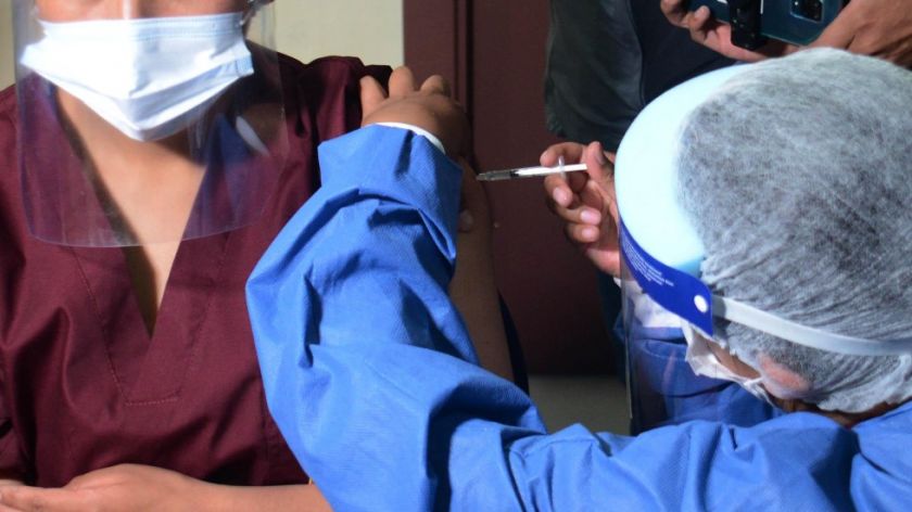 Médico se descompensa tras recibir dosis de Sputnik V en El Alto